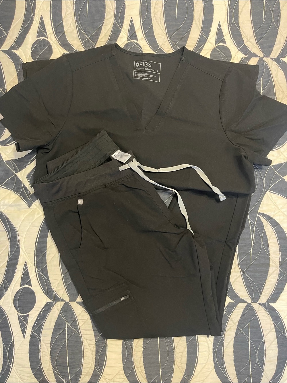 FIGS Black Casma Three-Pocket Top & Zamora Jogger Scrub Set Large